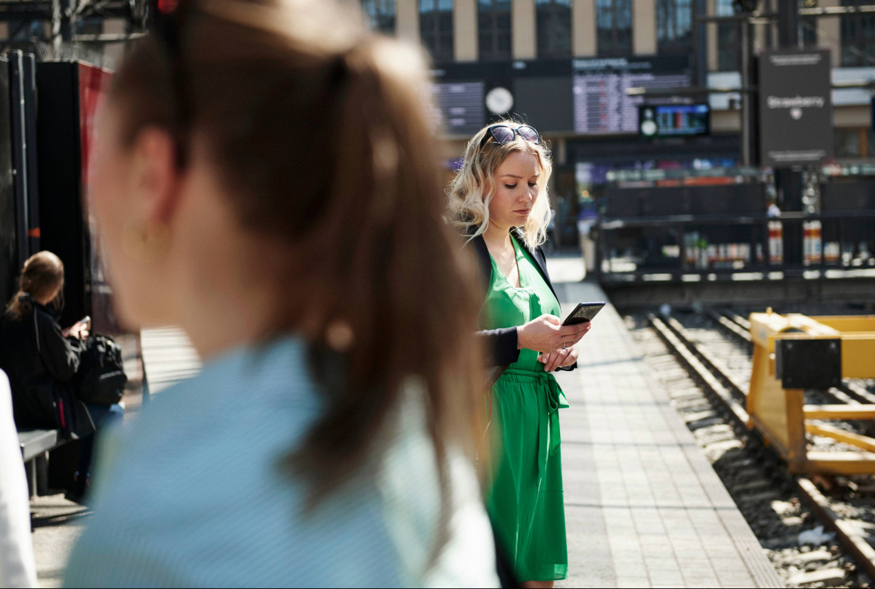 Visma Amili -lähettäjätunnus älypuhelimen SMS-viestissä – turvallisempaa asiointia uuden Traficom-määräyksen myötä.