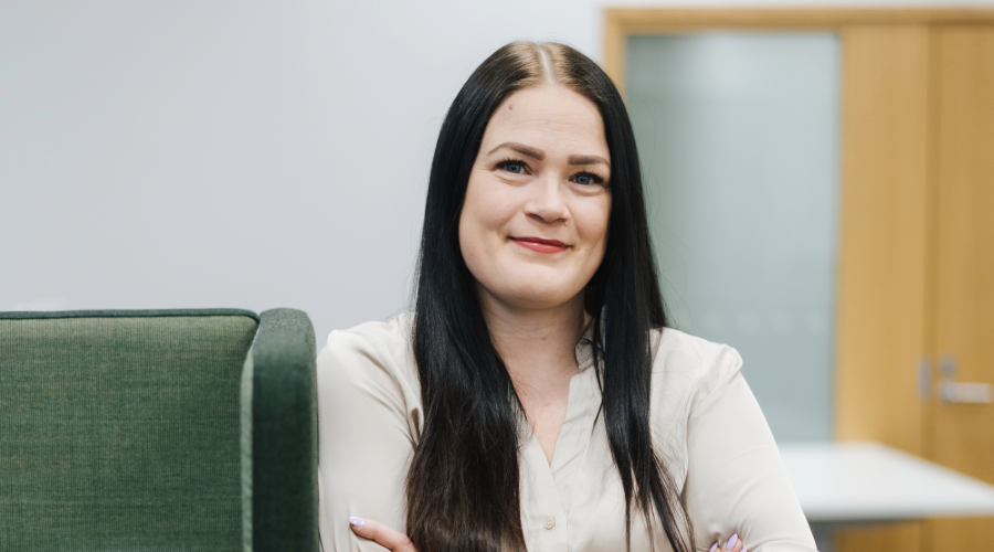 Carolina työskentelee perinnän parissa.